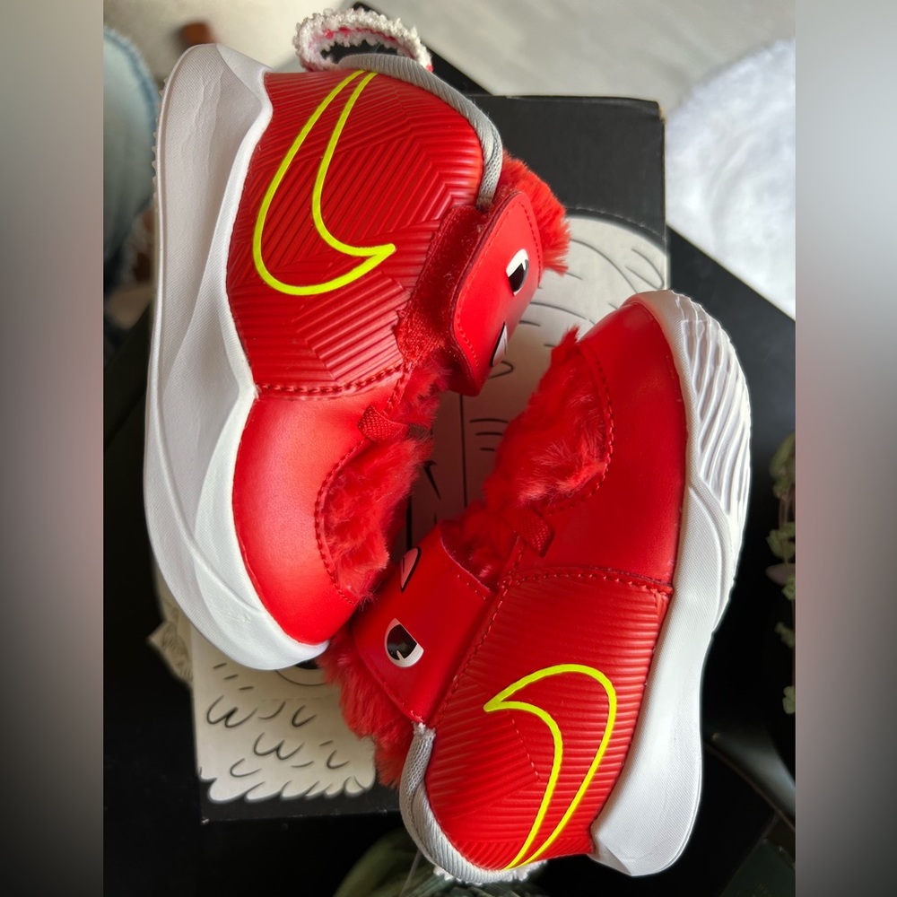 *Limited Edition* Nike Team Hustle toddler sneakers - Picture 3 of 11